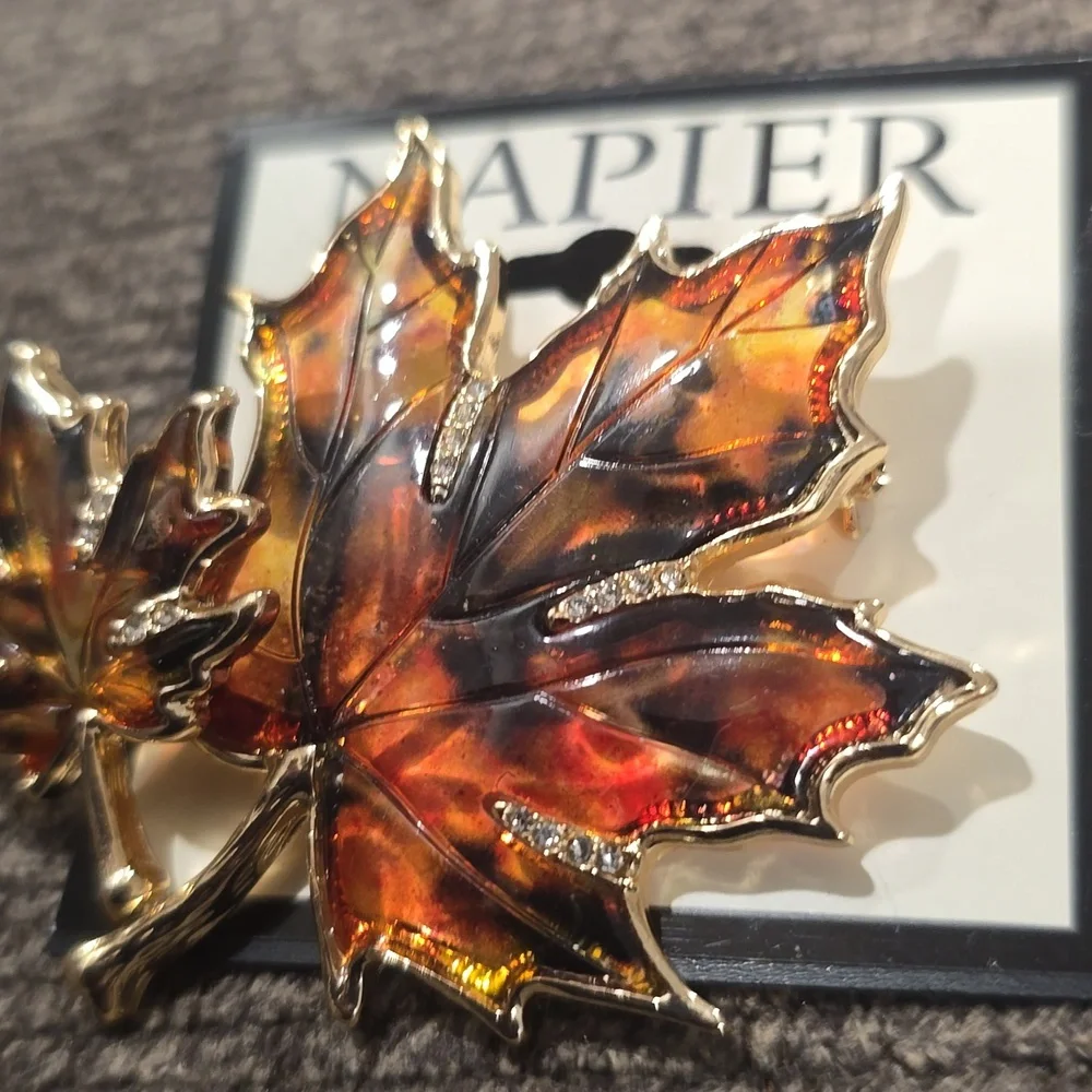 NAPIER BRAND FASHION JEWELRY FANCY SPARKLING GOLDTONE FALL LEAVES PIN BROOCH